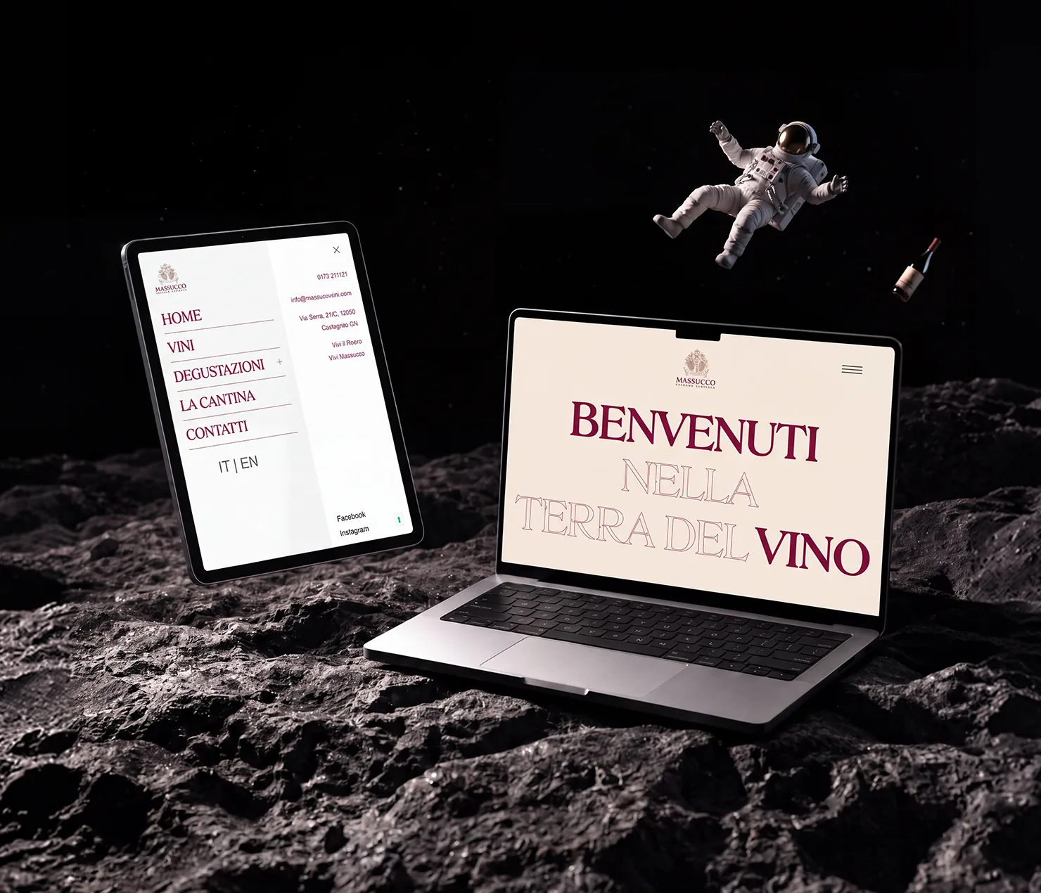 Sito web Massucco Vini su laptop e tablet, con un astronauta e una bottiglia che fluttuano sulla luna.